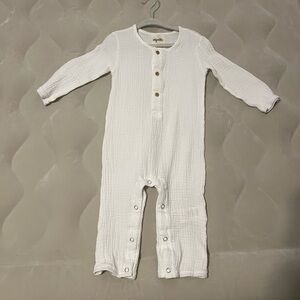Vignette white muslin 1 piece with wooden-like buttons.